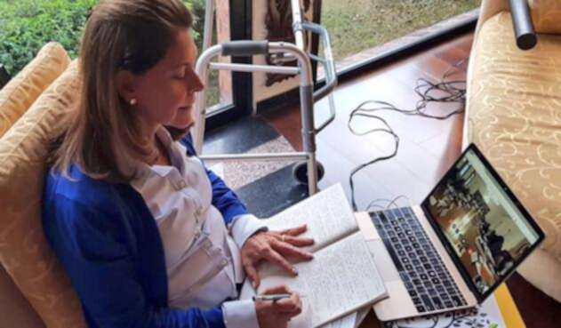 Marta Lucía Ramírez trabajando desde su hogar Marta Lucía Ramírez trabajando desde su hogar