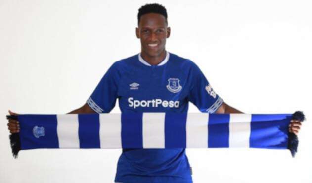 Yerry Mina posando con la camiseta de Everton, su nuevo equipo