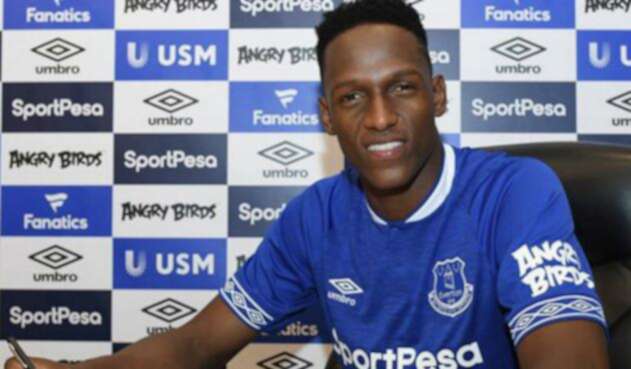Yerry Mina firmando su contrato con el Everton