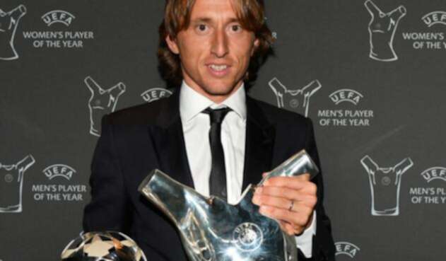 Luka Modric tras recibir el premio a mejor jugador UEFA Luka Modric tras recibir el premio a mejor jugador UEFA