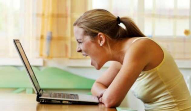Mujer frente al computador