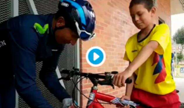 Nairo Quintana, ciclista colombiano al servicio de Movistar Team, conversando con un niño