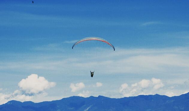 Parapente en el Cañón del Chicamocha Parapente en el Cañón del Chicamocha
