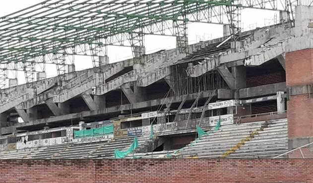 Tribuna occidental del Estadio Guillermo Plazas Alcid de Neiva dos años después de la caída de parte de su estructura