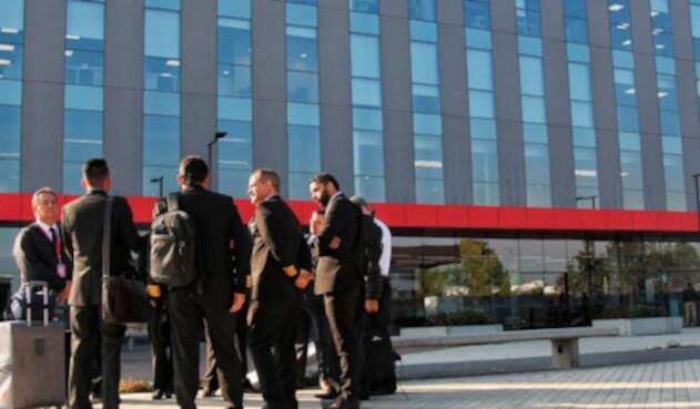 Pilotos de Avianca en las afueras de un edificio de la aerolínea, en Bogotá
