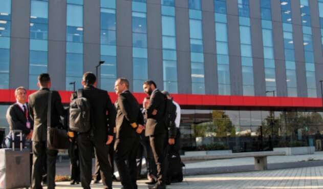 Pilotos de Avianca en las afueras de un edificio de la aerolínea, en Bogotá