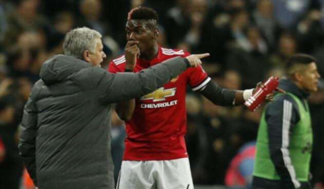 Paul Pogba sostiene una conversación técnica con José Mouruinho