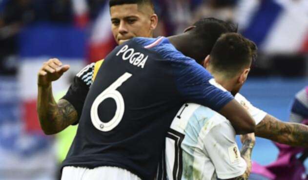 Pogba abrazando a Messi en el Francia vs Argentina en Rusia 2018