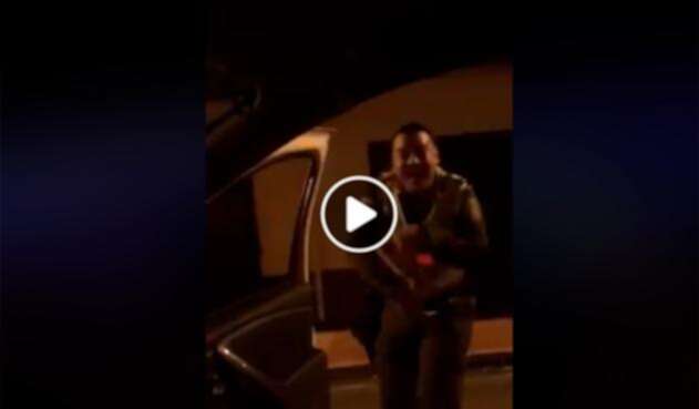 Un integrante de la Policía Nacional bailando In My Feelings Challenge Un integrante de la Policía Nacional bailando In My Feelings Challenge