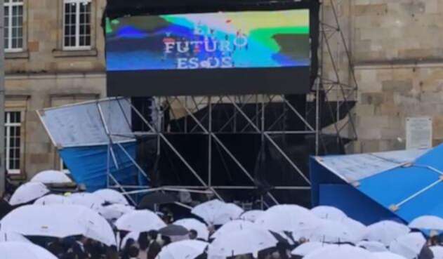 En la posesión de Iván Duque parte de la escenografía se vino al piso