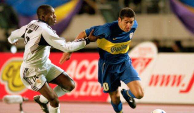 Juan Román Riquelme ante el Real Madrid en la final de la Intercontinental entre Boca y el equipo 'merengue' en el año 2000