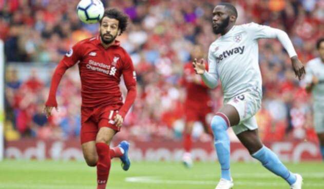 Mohamed Salah disputando un balón