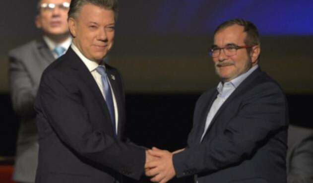 Santos y Timochenko en la firma del acuerdo de paz