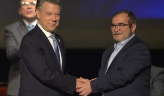 Santos y Timochenko en la firma del acuerdo de paz