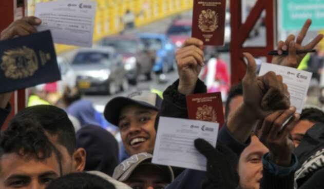 Venezolanos presentando su pasaporte