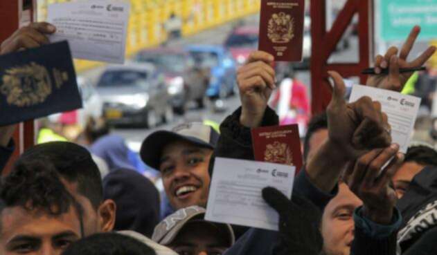 Venezolanos presentando su pasaporte