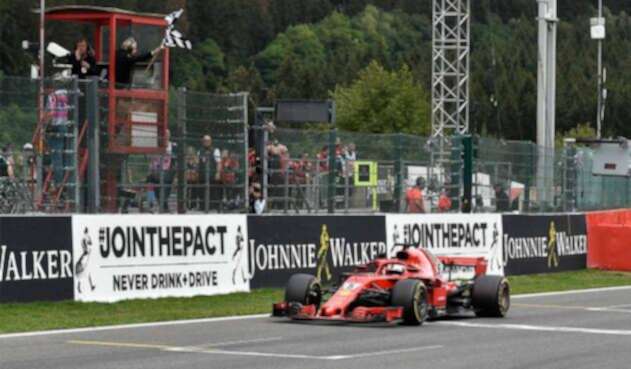 Sebastian Vettel cruzando la meta en el Gran Premio de Bélgica de Fórmula 1