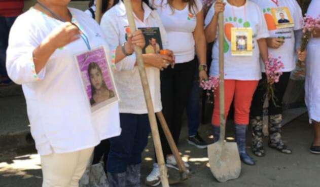 Con palas y picos prometieron buscar con sus propias manos a sus seres queridos en La Escombrera de la Comuna 13 de Medellín.