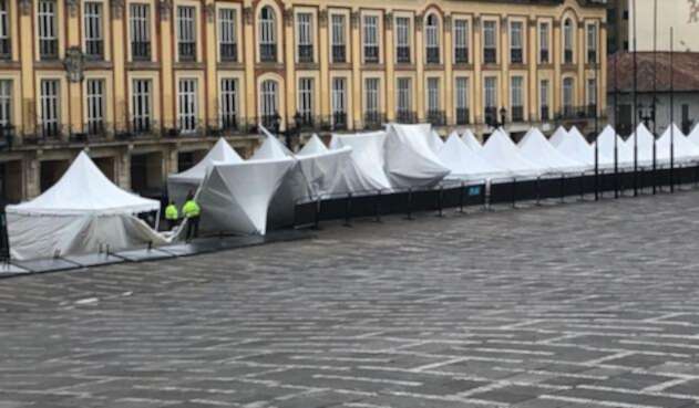 Durante la consulta anticorrupción algunas carpas de la Plaza de Bolívar se fueron al suelo debido a los vientos