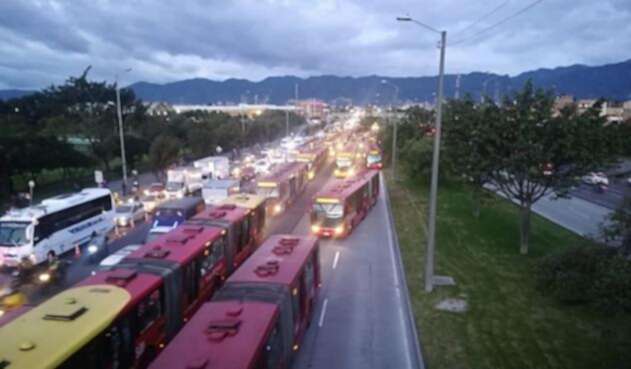Trancón de Transmilenio en la troncal de las Américas