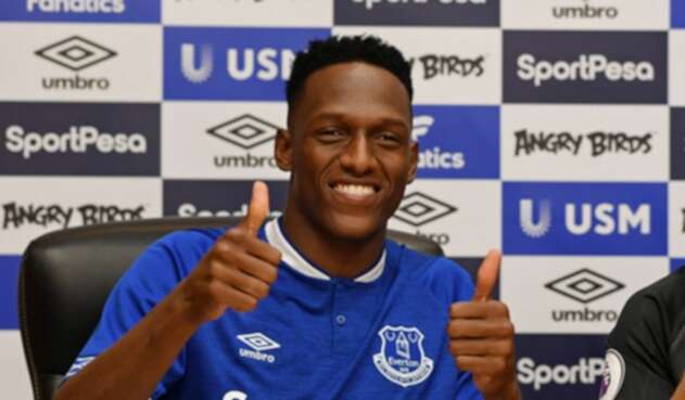 Yerry Mina posando por primera vez con la camiseta del Everton