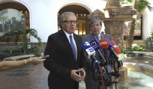 Luis Almagro, y el canciller, Carlos Holmes Trujillo.