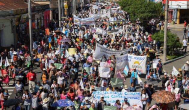 "Iván Velásquez, el pueblo te necesita. Los corruptos no te quieren", gritaban los campesinos.