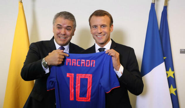 Iván Duque y Emmanuel Macron con la camiseta de Colombia