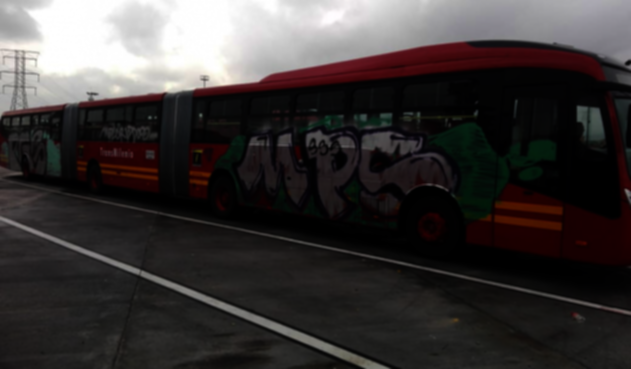 Bus de Transmilenio con grafitis Bus de Transmilenio con grafitis