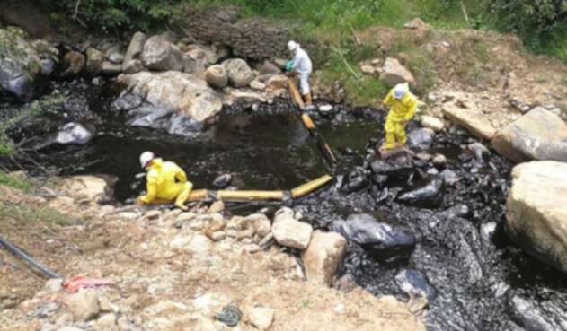 Operarios de Ecopetrol atienden derrame de crudo en zona rural del municipio de Toledo, Norte de Santander