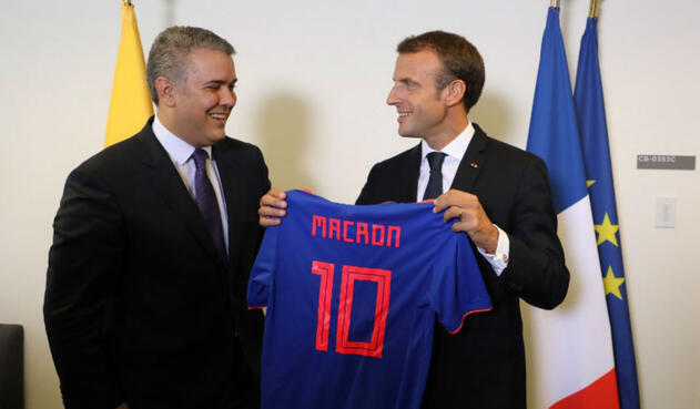 Duque entrega camiseta de la Selección Colombia al presidente Macron