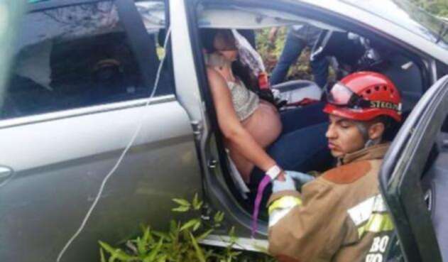 Mujer en estado de embarazo sufre rueda a un abismo en la vía a Cristo Rey