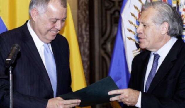 Alejandro Ordóñez, embajador de Colombia ante la OEA, y Luis Almagro, secretario general del organismo, en Washington (Estados Unidos)