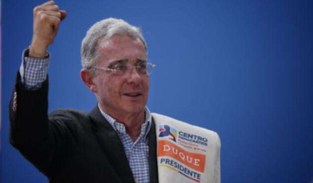 El senador Álvaro Uribe insistió en que Juan Manuel Santos recibió aporte de Odebrecht.