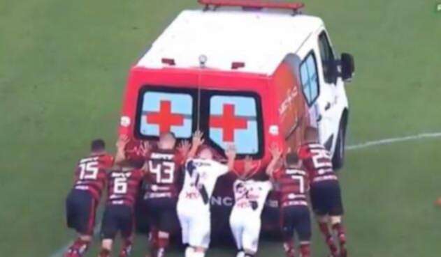 Vasco vs Flamengo jugadores empujando ambulancia