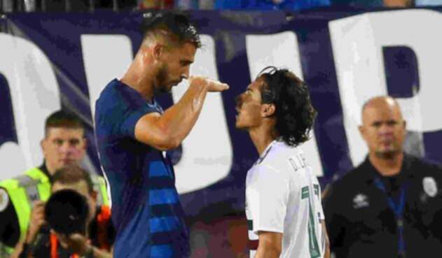 Matt Miazga, de Estados Unidos, encara a Diego Laínez de México