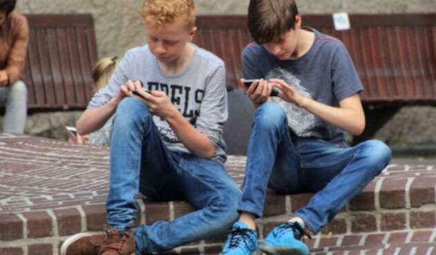 Menores de edad con celulares inteligentes