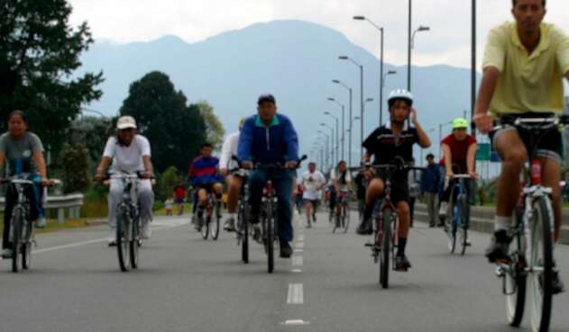 Ciudadanos en Bogotá disfrutando de la ciclovía. Ciudadanos en Bogotá disfrutando de la ciclovía