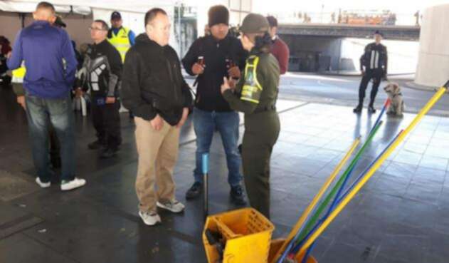 Colados de Transmilenio barriendo y trapeando Colados de Transmilenio barriendo y trapeando