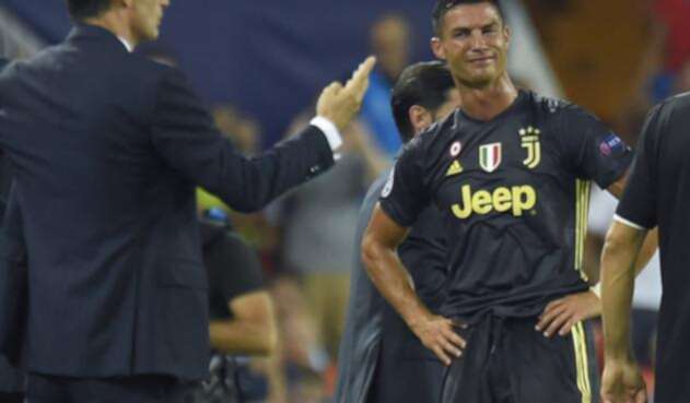 Cristiano Ronaldo sale del campo de Mestalla entre lágrimas