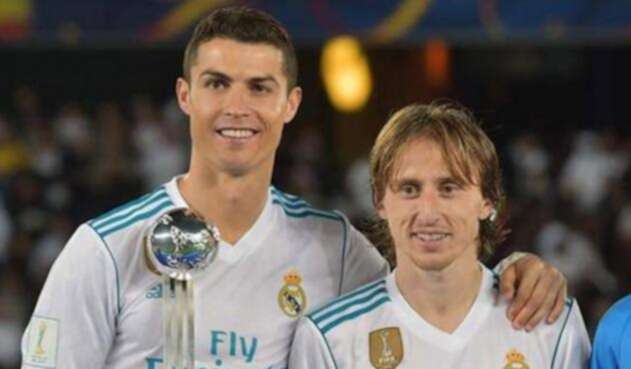 Cristiano y Luka Modric recibiendo un premio con el Real Madrid