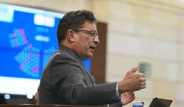 Alberto Carrasquilla El jefe de la cartera de crédito público, defendió la ampliación del Impuesto al Valor Agregado (IVA) en la canasta familiar.