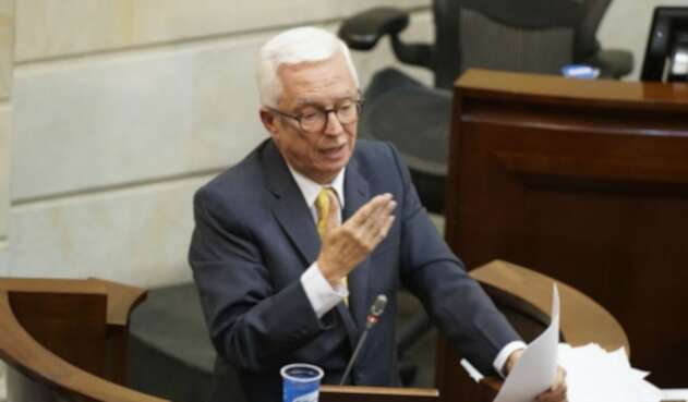 El senador Jorge Enrique Robledo insistió en la corrupción de los Bonos Agua.