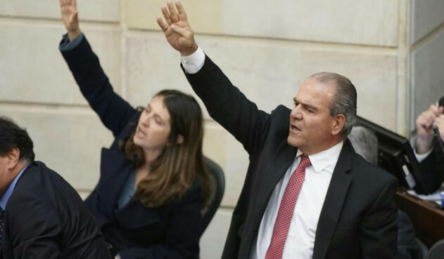 Paloma Valencia y Carlos Felipe Mejía fueron los encargados del uribismo en defender primero a Carrasquilla