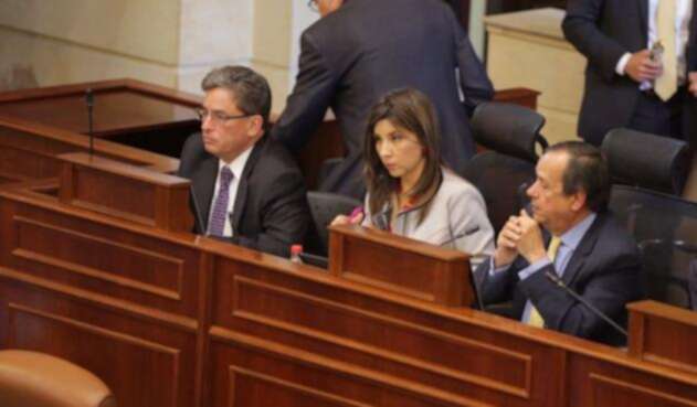 Minhacienda, Alberto Carrasquilla (izq.), durante debate en el Congreso