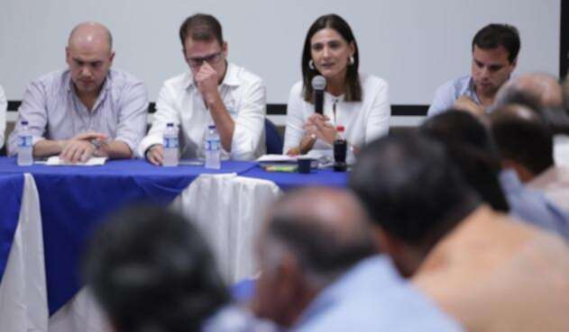 La ministra Ángela María Orozco se reunió con el gremio portuario en Barranquilla.