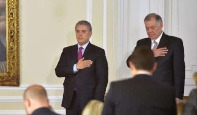Alejandro Ordóñez (der.) asumió como nuevo embajador ante la OEA