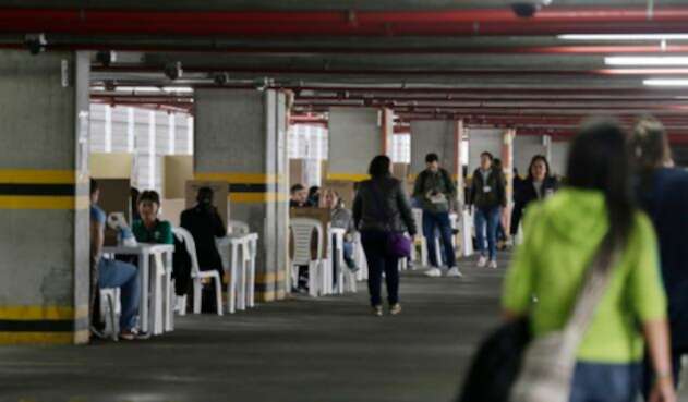 Colombianos ejerciendo su derecho al voto en Bogotá