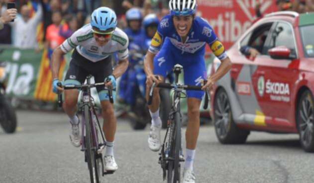 Miguel Angel Lopez y Enric Mas a punto de cruzar la meta en el cierre de la Vuelta Miguel Angel Lopez y Enric Mas a punto de cruzar la meta en el cierre de la Vuelta