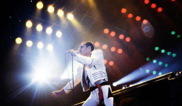 Freddie Mercury revolucionó el rock con su voz y estilo en escena.